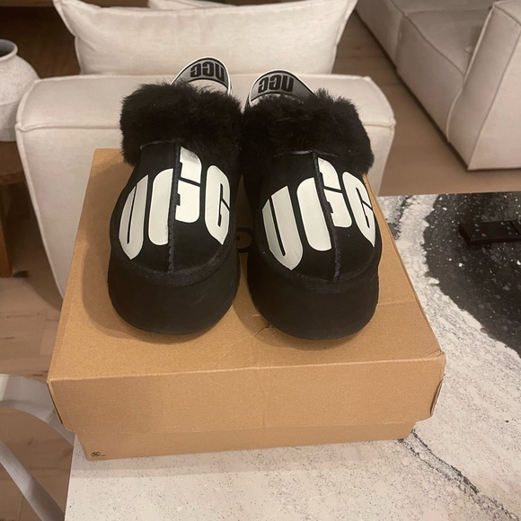 UGG FUNKETTE CHOPD BLACK SLIPPERS - WOMEN'S
UGG Maxi Slide Logo Slippers - Picture 5 of 5